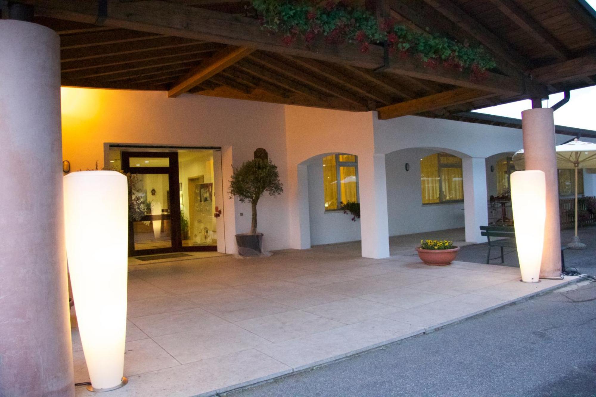 Hotel Stella Alpina Spiazzi Di Caprino Exterior foto